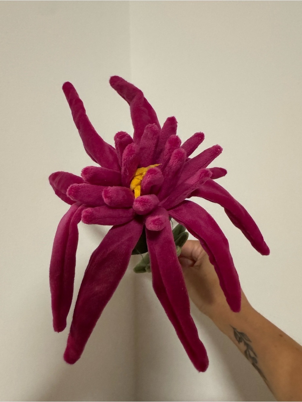 CJ Hendry Flower Market (Rockefeller Center 2025) purple/magenta plush flower